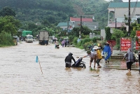anh giao thong nhieu noi tai son la bi te liet hoan toan vi mua lu