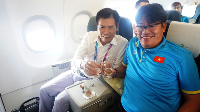 clip olympic viet nam hat quoc ca tren may bay ve ha noi