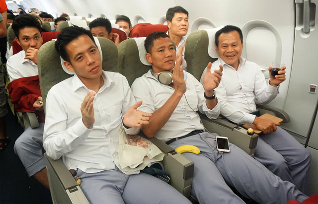 clip olympic viet nam hat quoc ca tren may bay ve ha noi