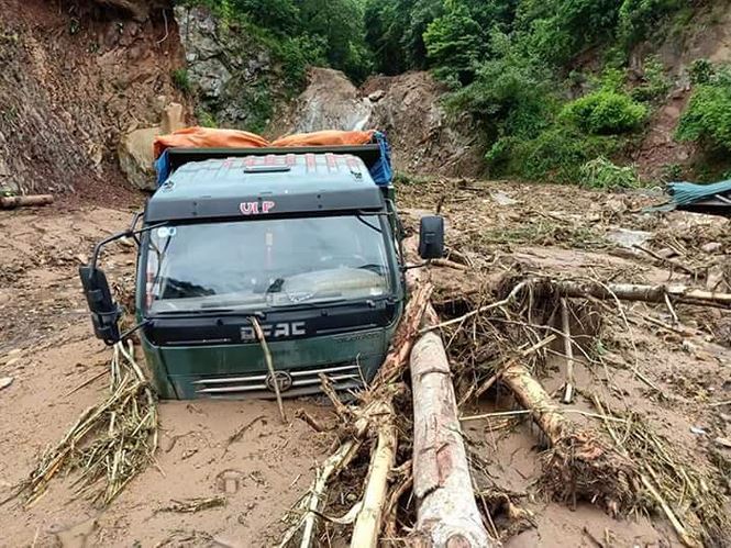 hinh anh mua lu tan pha khung khiep o muong lat