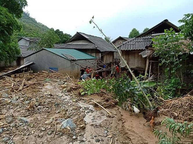 hinh anh mua lu tan pha khung khiep o muong lat