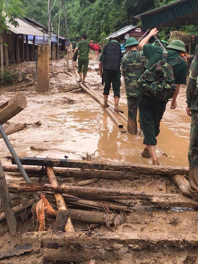 hinh anh mua lu tan pha khung khiep o muong lat