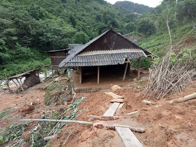 hinh anh mua lu tan pha khung khiep o muong lat