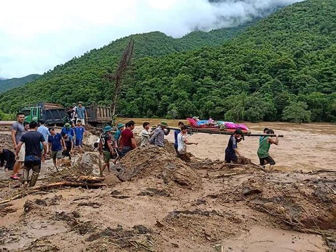 hinh anh mua lu tan pha khung khiep o muong lat
