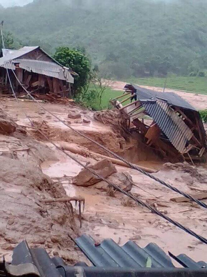 hinh anh mua lu tan pha khung khiep o muong lat