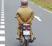 co quan cong an tinh lam dong da xac dinh duoc danh tinh nguoi mac ao mua lam xiec bo 2 tay sau lung khi cho xe may chay xuong deo prenn da lat