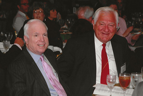 quan pho viet yeu thich cua john mccain va cac cuu tu binh o my