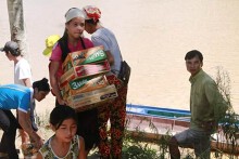 Lũ cuốn phăng trăm nhà: Ngàn người Thanh Hóa sắp hết cái ăn