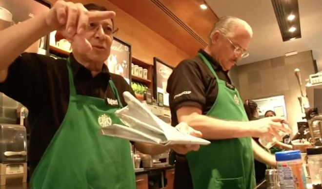 co mot cua hang starbucks xuat hien nhan vien toan nguoi cao tuoi