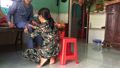Nữ 'thần y' có tên 'Ông Cóc' trị bá bệnh bằng cách… vuốt, thổi