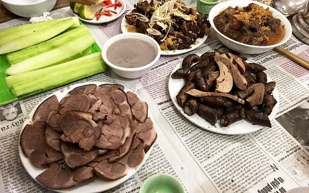 khach tay an thit cho nguoi rung minh kinh hai ke ua nuoc mieng khen ngon