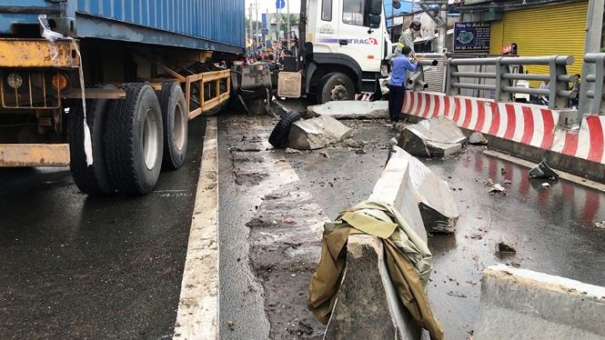 xe container dai nao tren cau quoc lo 1a te liet