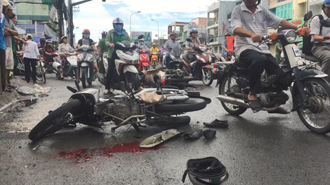 tai nan kinh hoang xe tai lua 8 xe may trong tieng la het that thanh