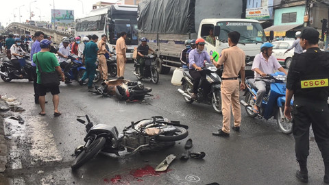 tai nan kinh hoang xe tai lua 8 xe may trong tieng la het that thanh