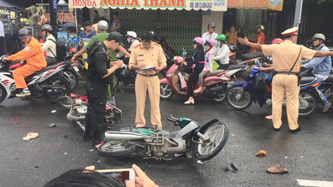 tai nan kinh hoang xe tai lua 8 xe may trong tieng la het that thanh