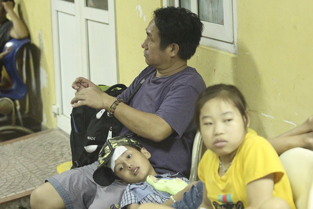 lua rung ruc sat benh vien nhi me nem binh sua om con thao chay