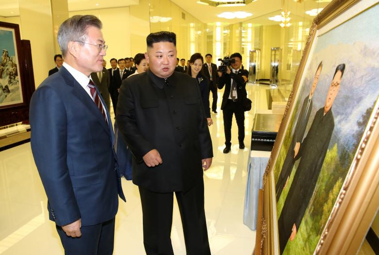 nhung khoanh khac sau ngay gap dau giua ong moon va kim jong un