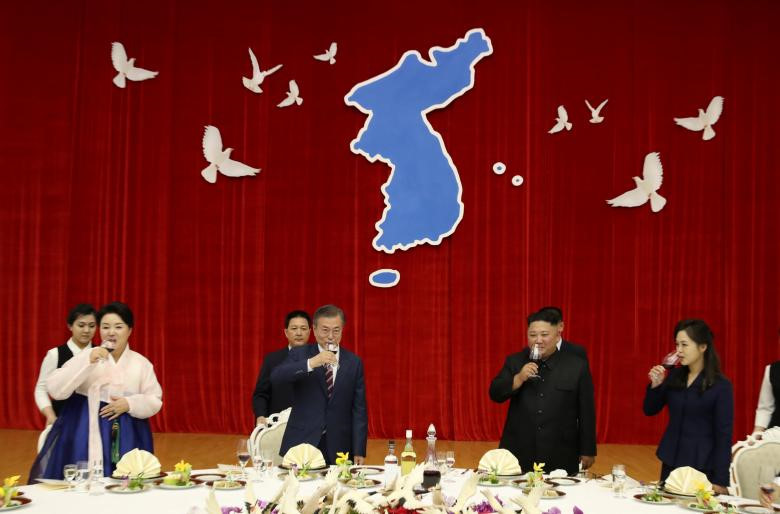 nhung khoanh khac sau ngay gap dau giua ong moon va kim jong un