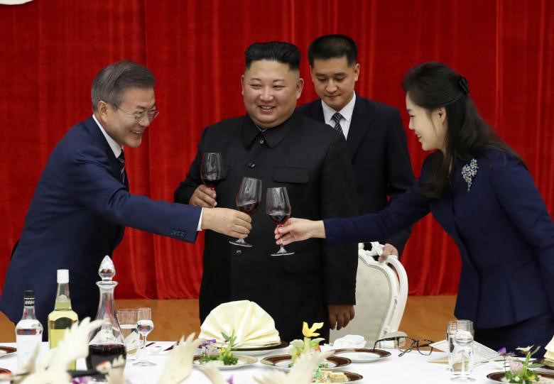 nhung khoanh khac sau ngay gap dau giua ong moon va kim jong un