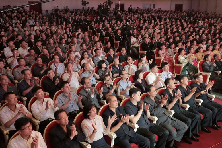 nhung khoanh khac sau ngay gap dau giua ong moon va kim jong un