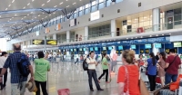 khach bay tranh cai voi nhan vien hang khong vi 500000 dong