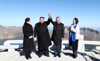 ong kim jong un cau tro giup tu nguoi anh ruot kin tieng