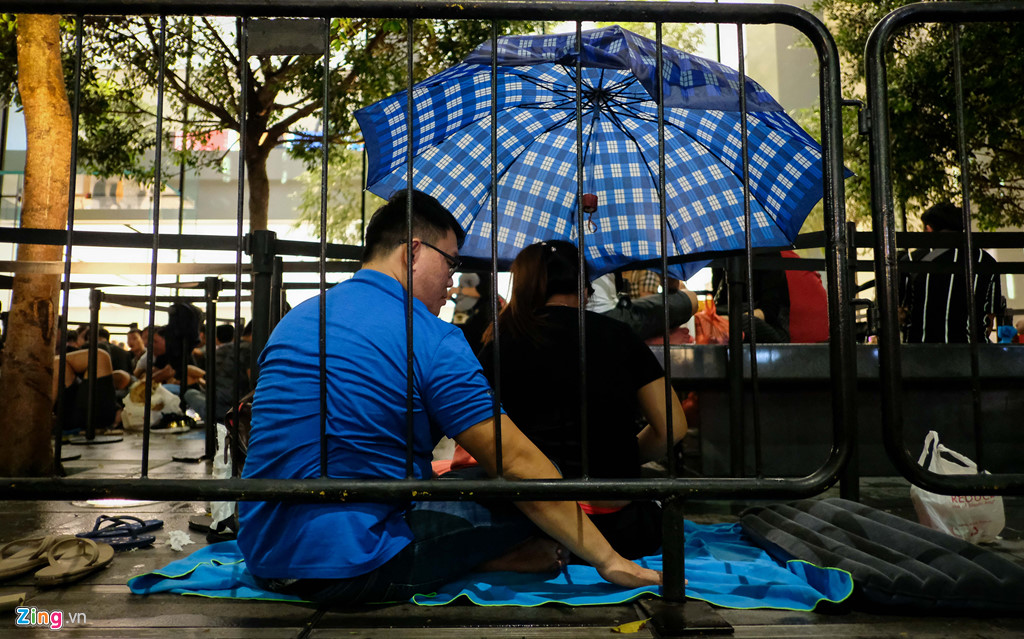 nguoi vn doi mua qua dem truoc sanh apple store cho mua iphone moi