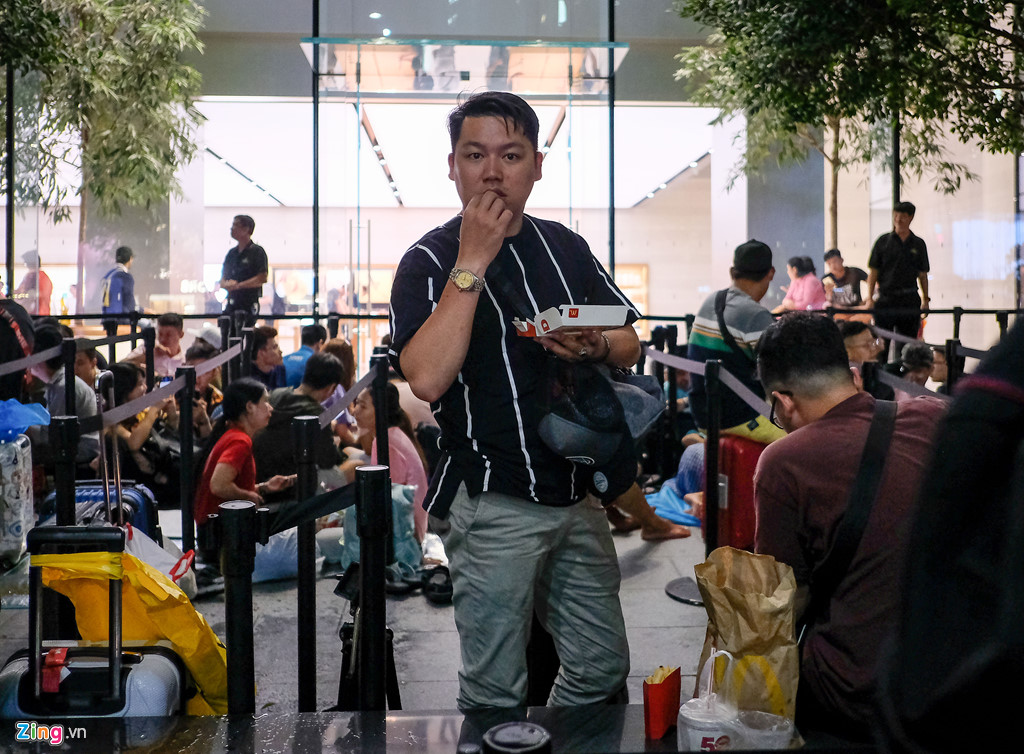 nguoi vn doi mua qua dem truoc sanh apple store cho mua iphone moi