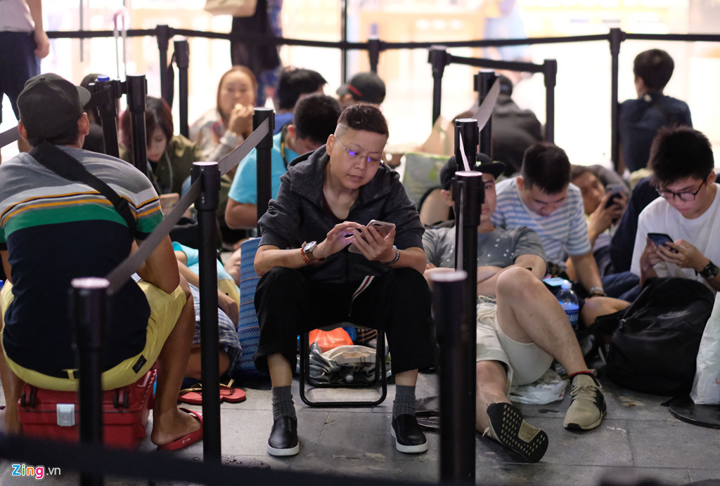 nguoi vn doi mua qua dem truoc sanh apple store cho mua iphone moi