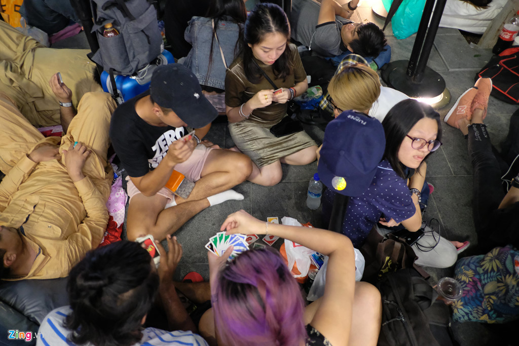 nguoi vn doi mua qua dem truoc sanh apple store cho mua iphone moi
