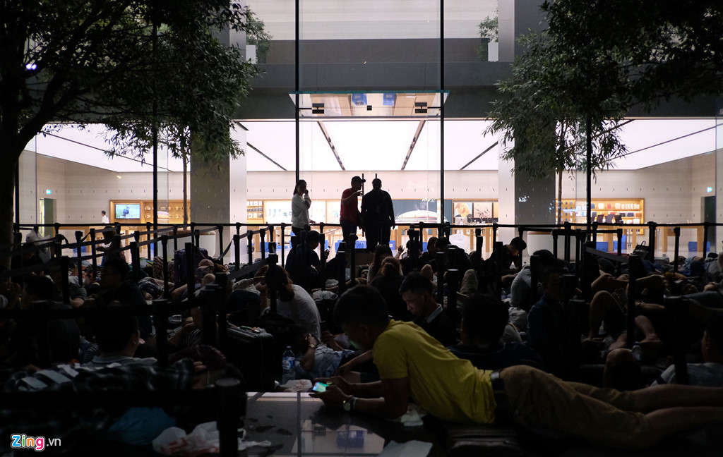 nguoi vn doi mua qua dem truoc sanh apple store cho mua iphone moi