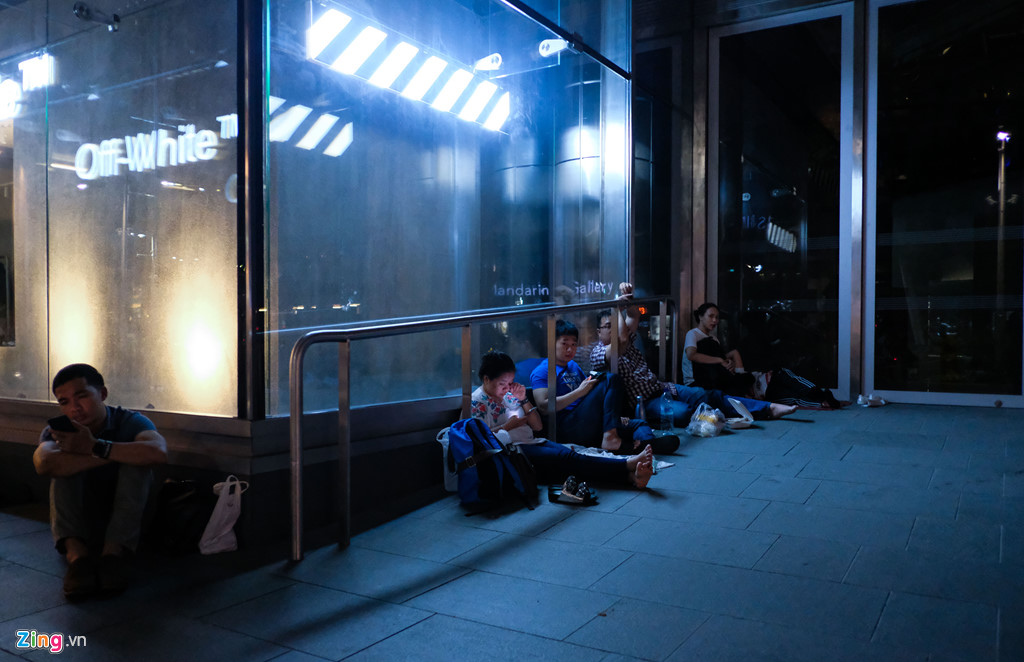 nguoi vn doi mua qua dem truoc sanh apple store cho mua iphone moi