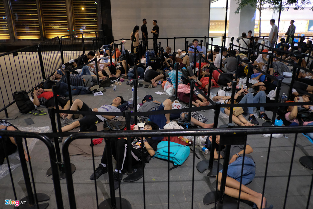 nguoi vn doi mua qua dem truoc sanh apple store cho mua iphone moi