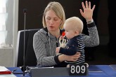 Ảnh: Các nữ nghị sĩ chăm con nhỏ giữa Nghị viện châu Âu và LHQ