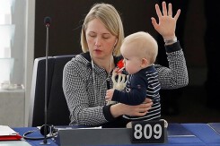 Ảnh: Các nữ nghị sĩ chăm con nhỏ giữa Nghị viện châu Âu và LHQ