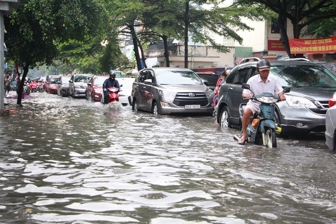 nguoi nuoc ngoai vui ve song chung voi ngap o thao dien