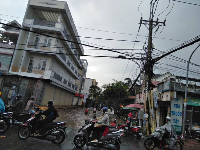 nguoi nuoc ngoai vui ve song chung voi ngap o thao dien