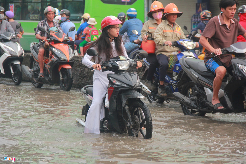 sai gon ngap nang sang dau tuan hoc sinh uot sung den truong