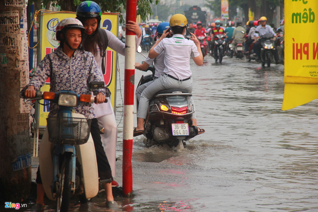 sai gon ngap nang sang dau tuan hoc sinh uot sung den truong
