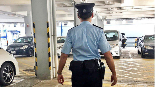 canh sat hong kong bi truy lung rao riet vi doi mu nguoc