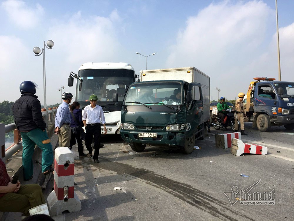 6 ô tô đâm nhau, nghìn người khổ sở chôn chân trên cầu Thanh Trì 6 o to dam nhau nghin nguoi kho so chon chan tren cau thanh tri