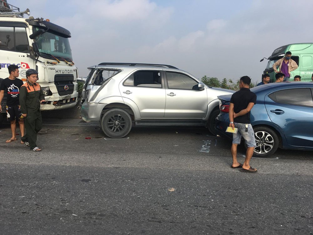 6 o to dam nhau nghin nguoi kho so chon chan tren cau thanh tri