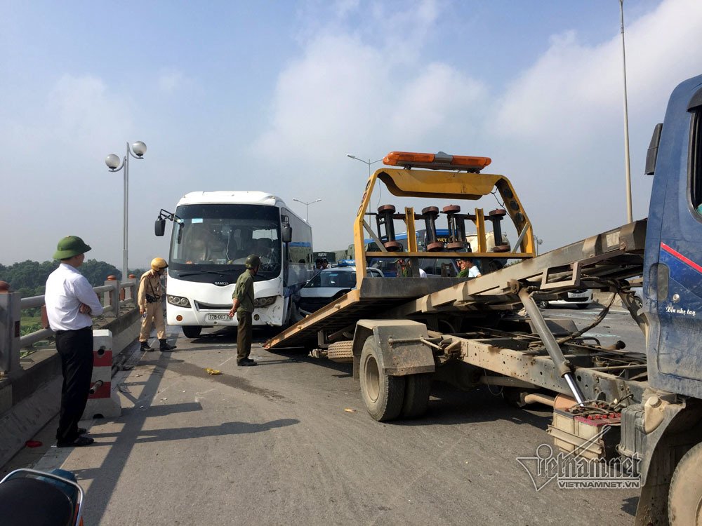 6 ô tô đâm nhau, nghìn người khổ sở chôn chân trên cầu Thanh Trì 6 o to dam nhau nghin nguoi kho so chon chan tren cau thanh tri