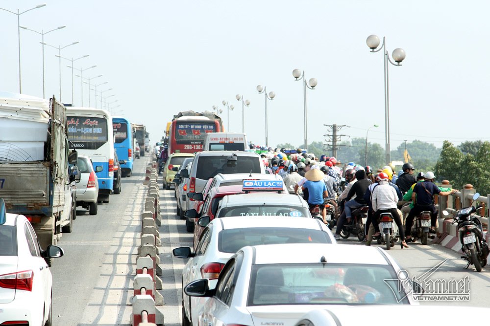 6 o to dam nhau nghin nguoi kho so chon chan tren cau thanh tri