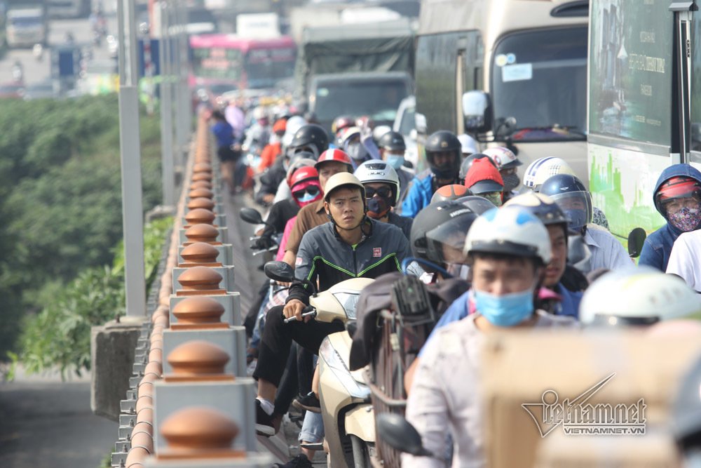 6 o to dam nhau nghin nguoi kho so chon chan tren cau thanh tri