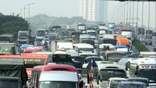 6 ô tô đâm nhau, nghìn người khổ sở chôn chân trên cầu Thanh Trì