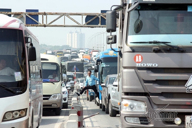tin nong trong ngay 1410 6 o to dam nhau chay tai khu do thi o ha noi nghi co nguoi chet