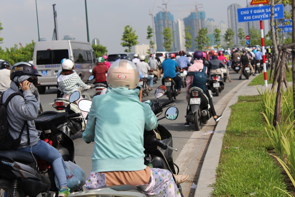 sap gian giao ham thu thiem giao thong hon loan nguoi dan chat vat tim duong trong gio cao diem