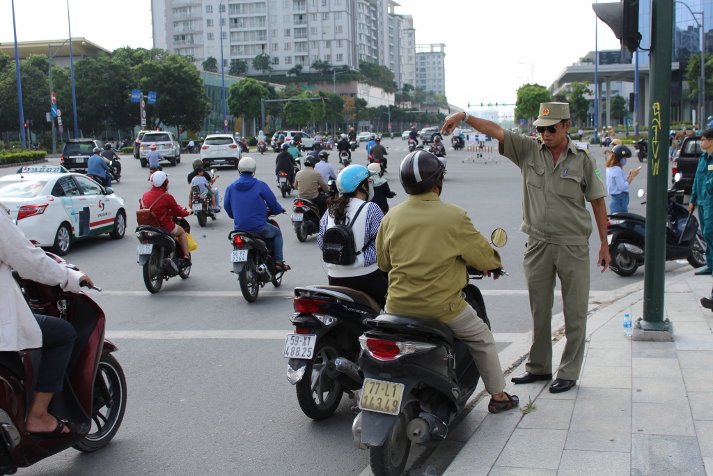 sap gian giao ham thu thiem giao thong hon loan nguoi dan chat vat tim duong trong gio cao diem