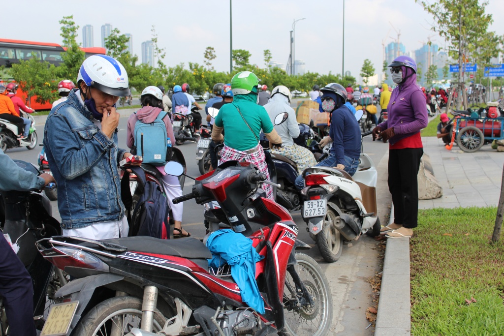sap gian giao ham thu thiem giao thong hon loan nguoi dan chat vat tim duong trong gio cao diem